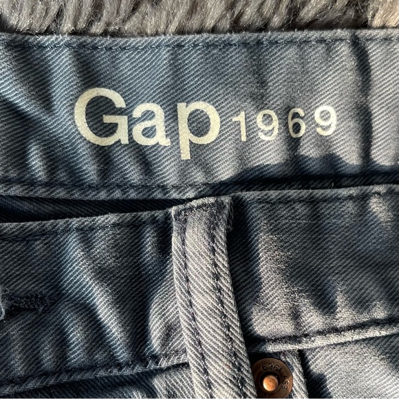 GAP Blue Jean Shorts with Raw Edge and Mid-Rise Fit - Picture 2 of 7